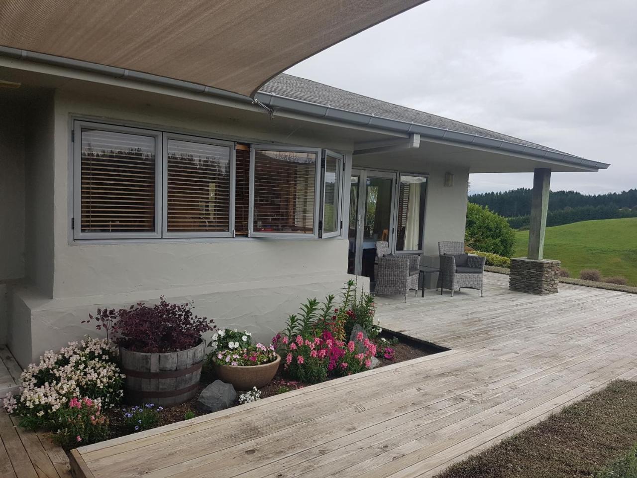 Above The River Karapiro Bed & Breakfast Exteriör bild